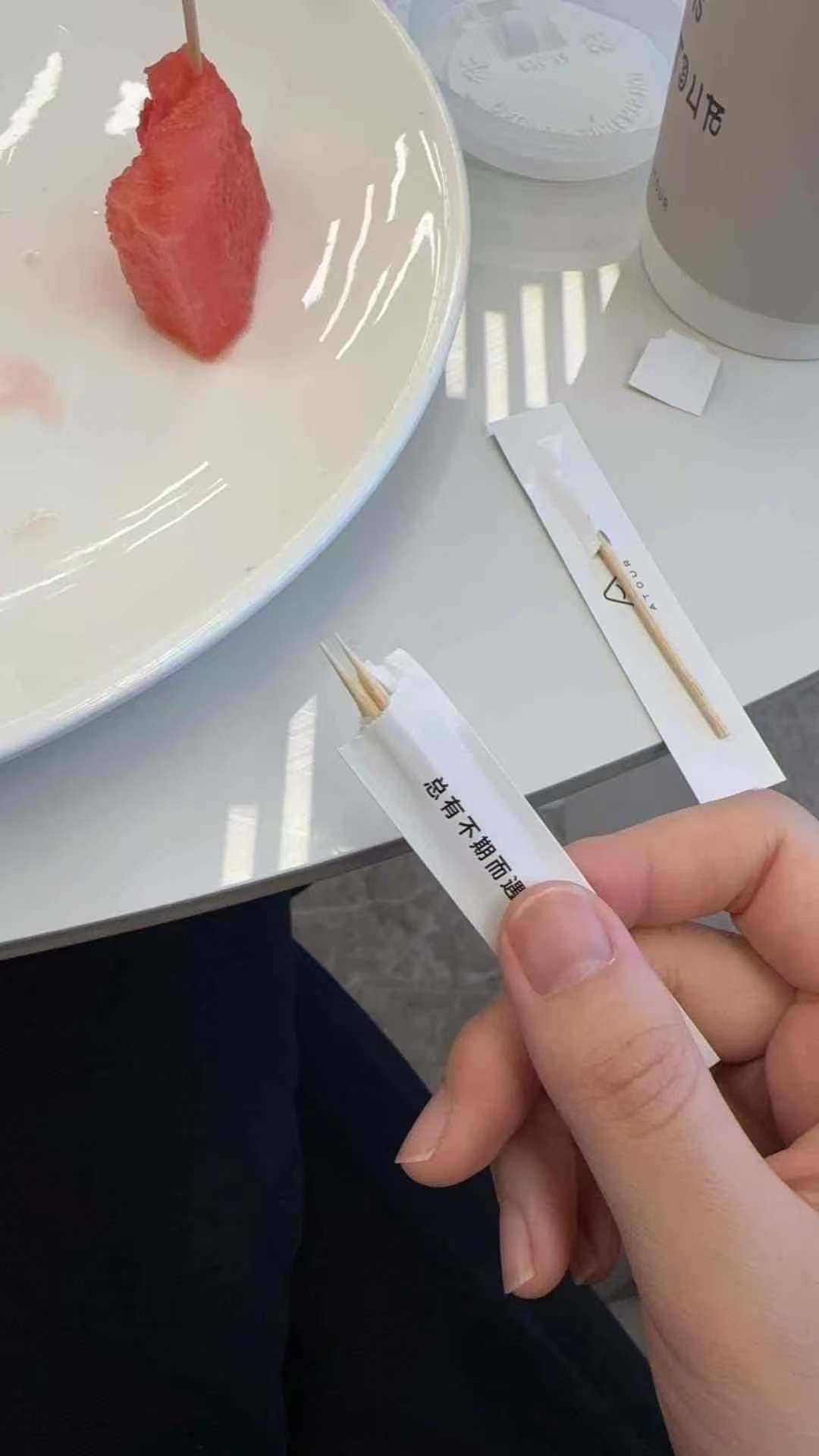 皇冠信用網_女子称亚朵酒店内疑似出现别人用过的“二手牙签”皇冠信用網，自己入口后才发现，店方回应