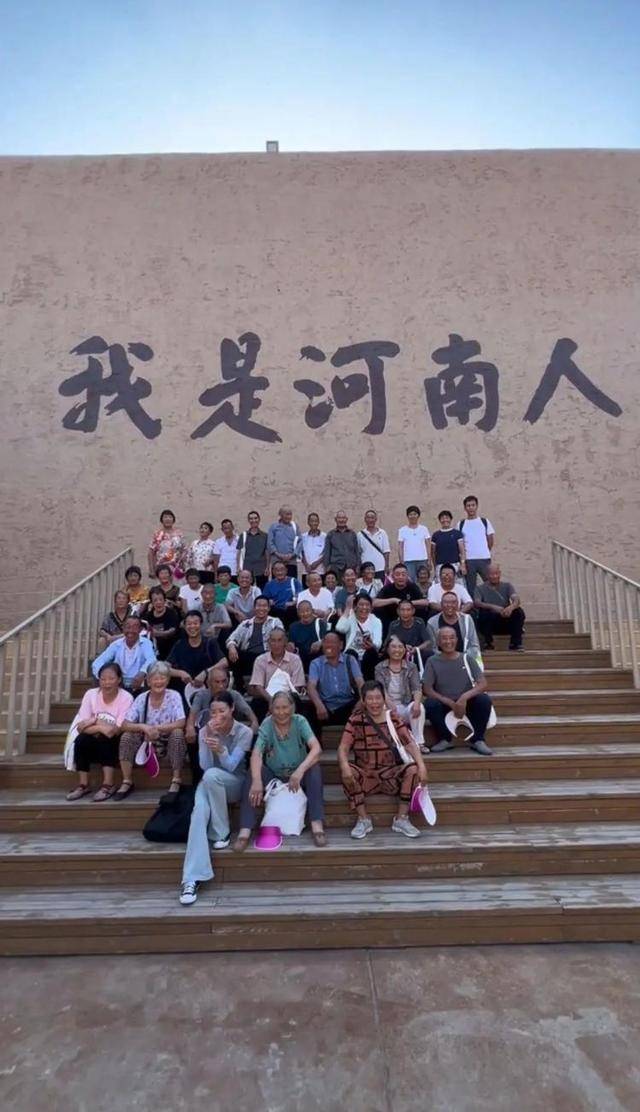 皇冠信用網押金多少_河南27岁女孩带村里46名老人游郑州皇冠信用網押金多少，村民：她人品相当好，大家都很信任她