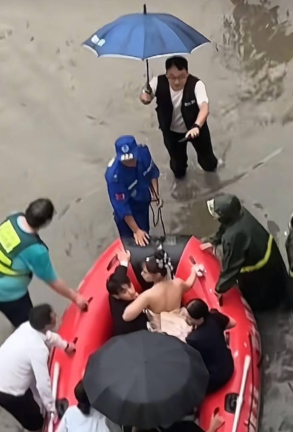 许昌新人结婚遇暴雨皇冠登2代理，乘橡皮艇去酒店，酒店：现场放礼花高呼“百年修得同船渡” | 皇冠登2代理