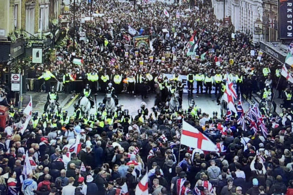 意大利乙组联赛 | 超10万人参加伦敦右翼反移民集会意大利乙组联赛，马斯克“现身”呼吁英国重新选举