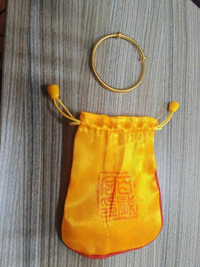 世界杯足球代理 _浙江一女子感觉金手镯变轻世界杯足球代理 ，仔细一看竟变“金包银”！民警调查时前男友上门自首：掉包偷卖后觉都睡不好